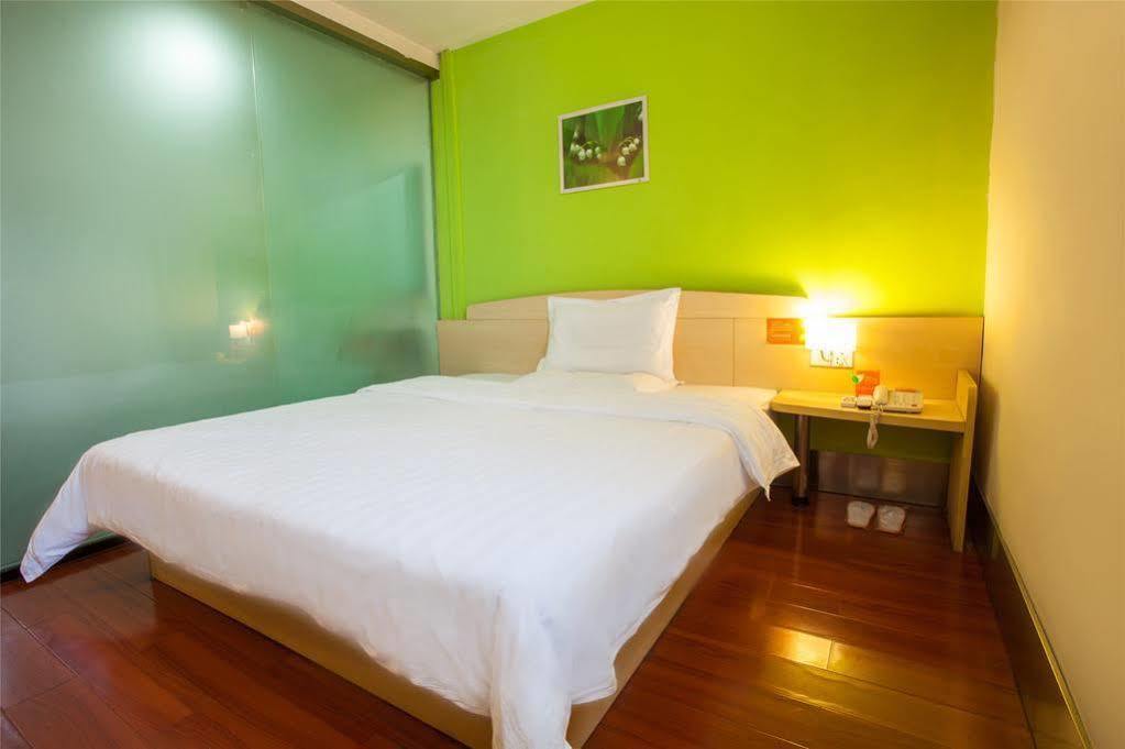 7 Days Inn Shanghai Xujiahui Caobao Road Subway Station Branch Xuhui エクステリア 写真