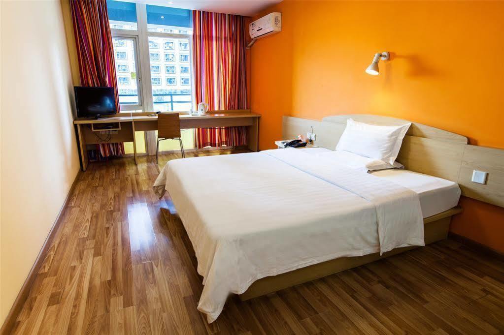 7 Days Inn Shanghai Xujiahui Caobao Road Subway Station Branch Xuhui エクステリア 写真