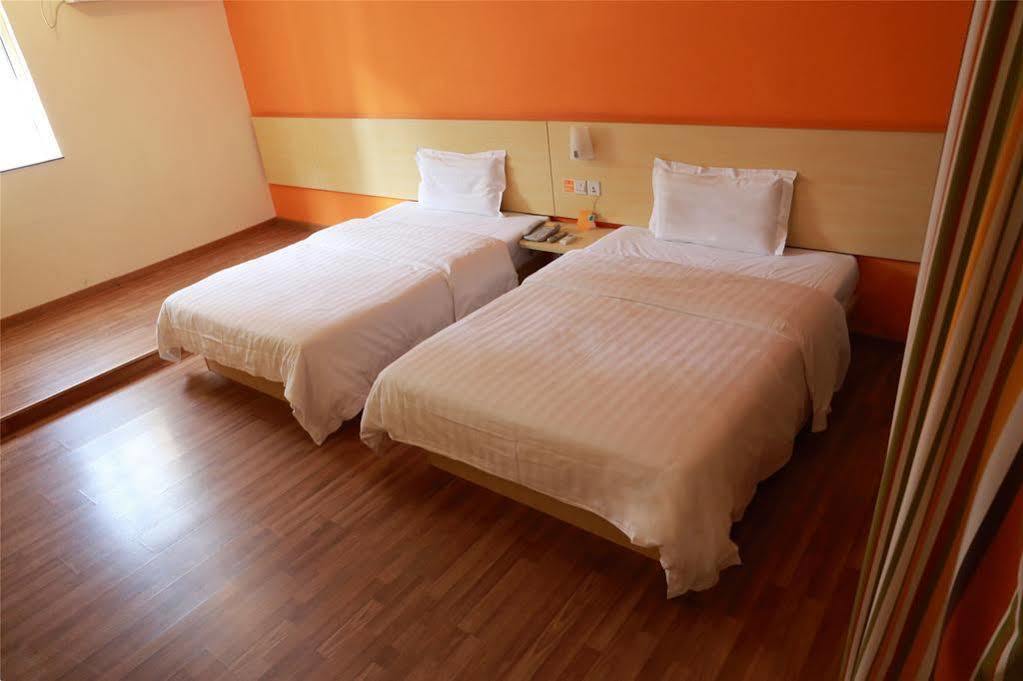 7 Days Inn Shanghai Xujiahui Caobao Road Subway Station Branch Xuhui エクステリア 写真