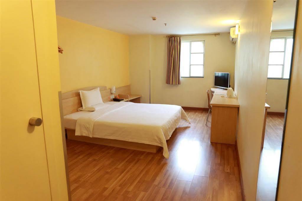 7 Days Inn Shanghai Xujiahui Caobao Road Subway Station Branch Xuhui エクステリア 写真